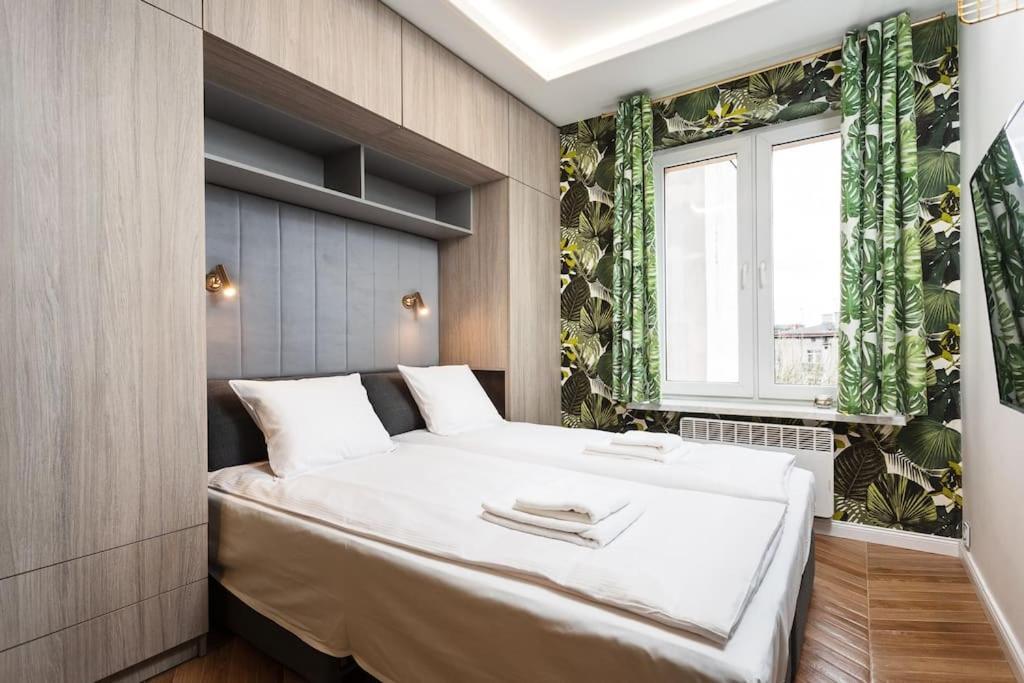 Verdant Oasis - Old Town Studio - By Upstairs Krakau Exterior foto
