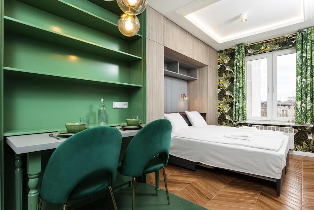 Verdant Oasis - Old Town Studio - By Upstairs Krakau Exterior foto